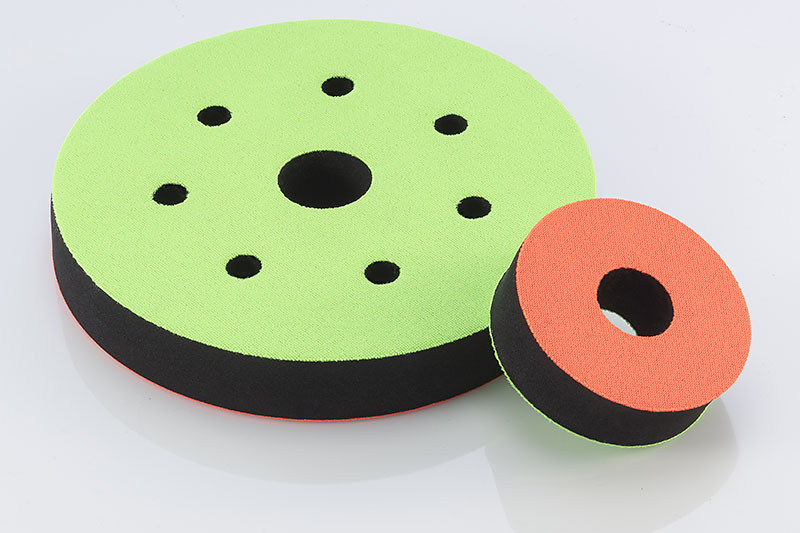 gestanzte Frisbees aus Neopren in grün, orange und schwarz