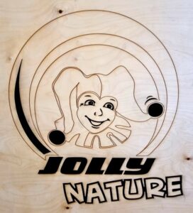 Jolly Nature - nachhaltig in Holz graviertes Unternehmenslogo